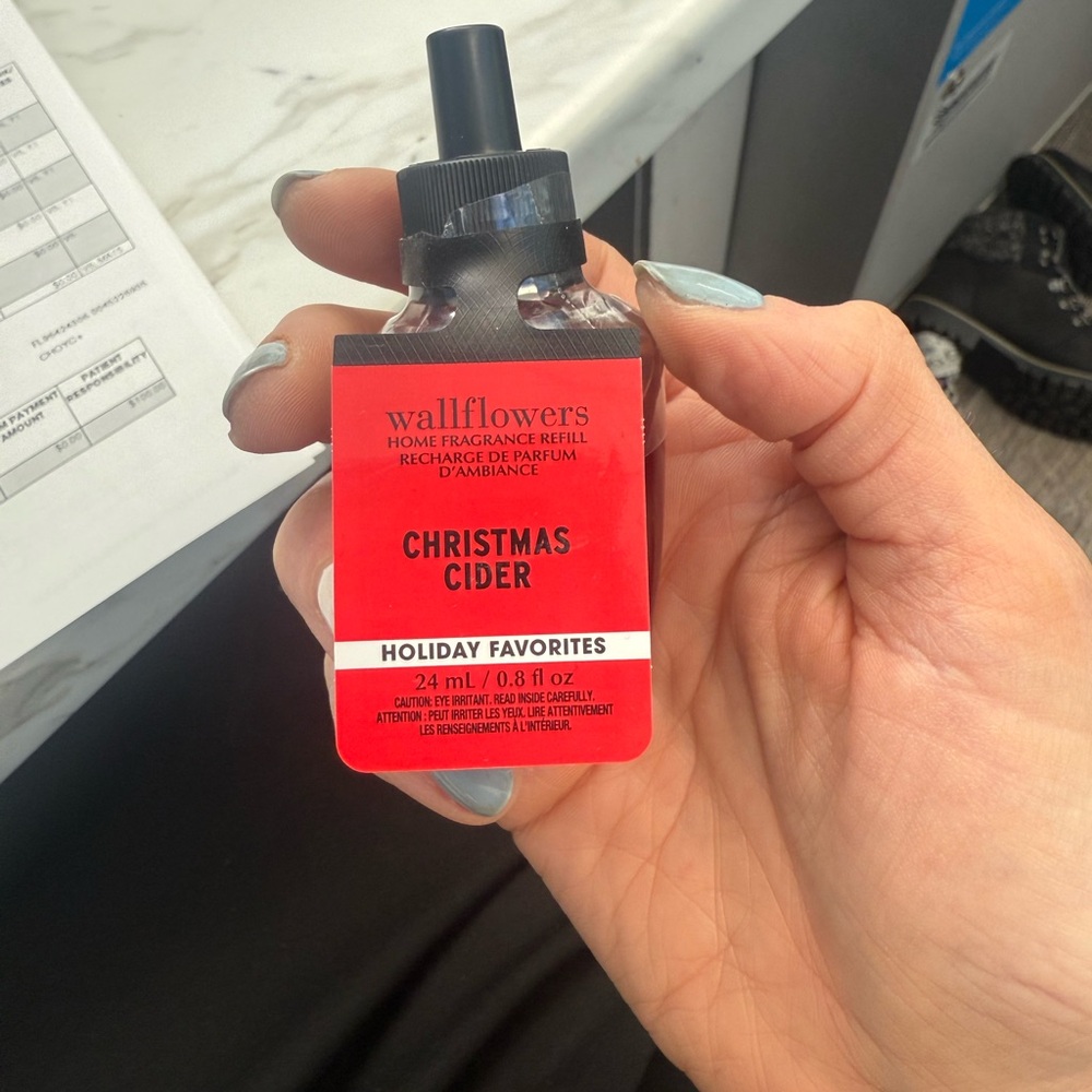 Bath & Body Works Christmas Cider Wallflowers Refill - Red